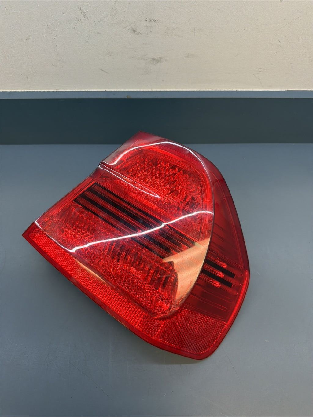 2006-2008 BMW E90 OUTTER PASSANGER PRE LCI TAIL LIGHT 7161956