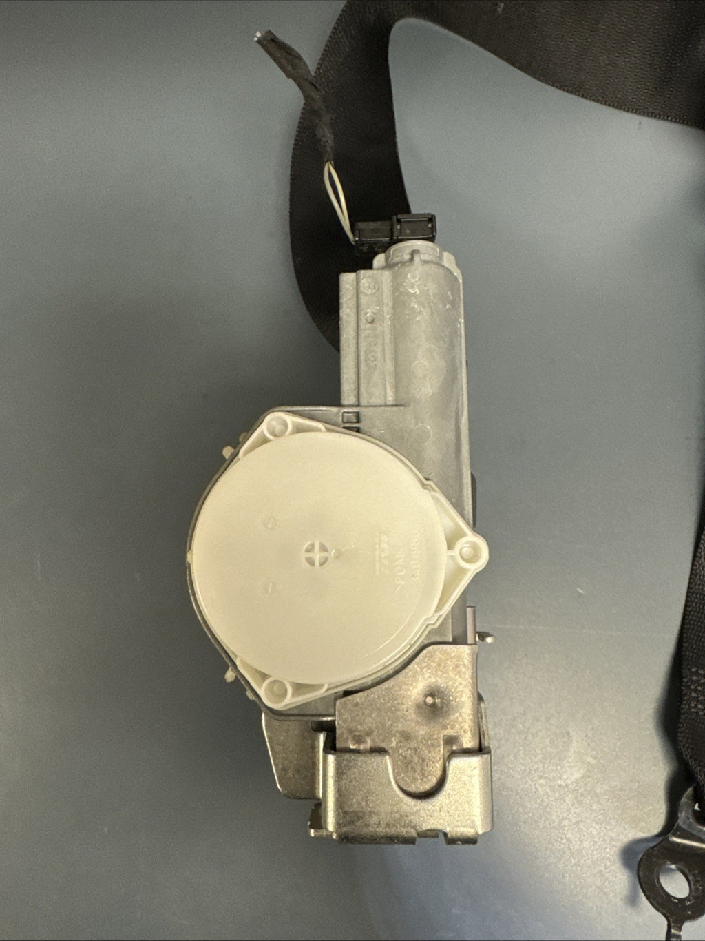 2012 - 2018 BMW F30 320i 328i 335i Seatbelt Retractor Passenger Front Right OEM