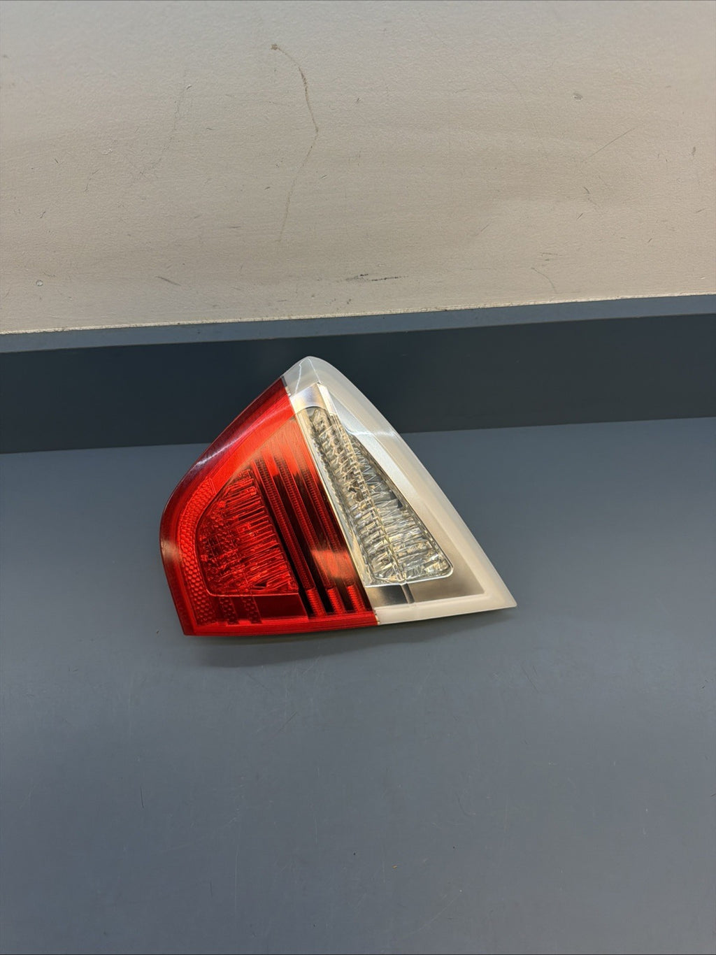 06-08 BMW E90 325i Rear Right Side Inner Tail Light Saloon 6937460 OEM PRE LCI