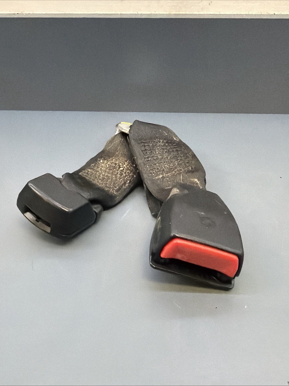OEM REAR LEFT & REAR RIGHT Seat Belt Buckle Receiver 01-05 BMW 325I E46 8226039