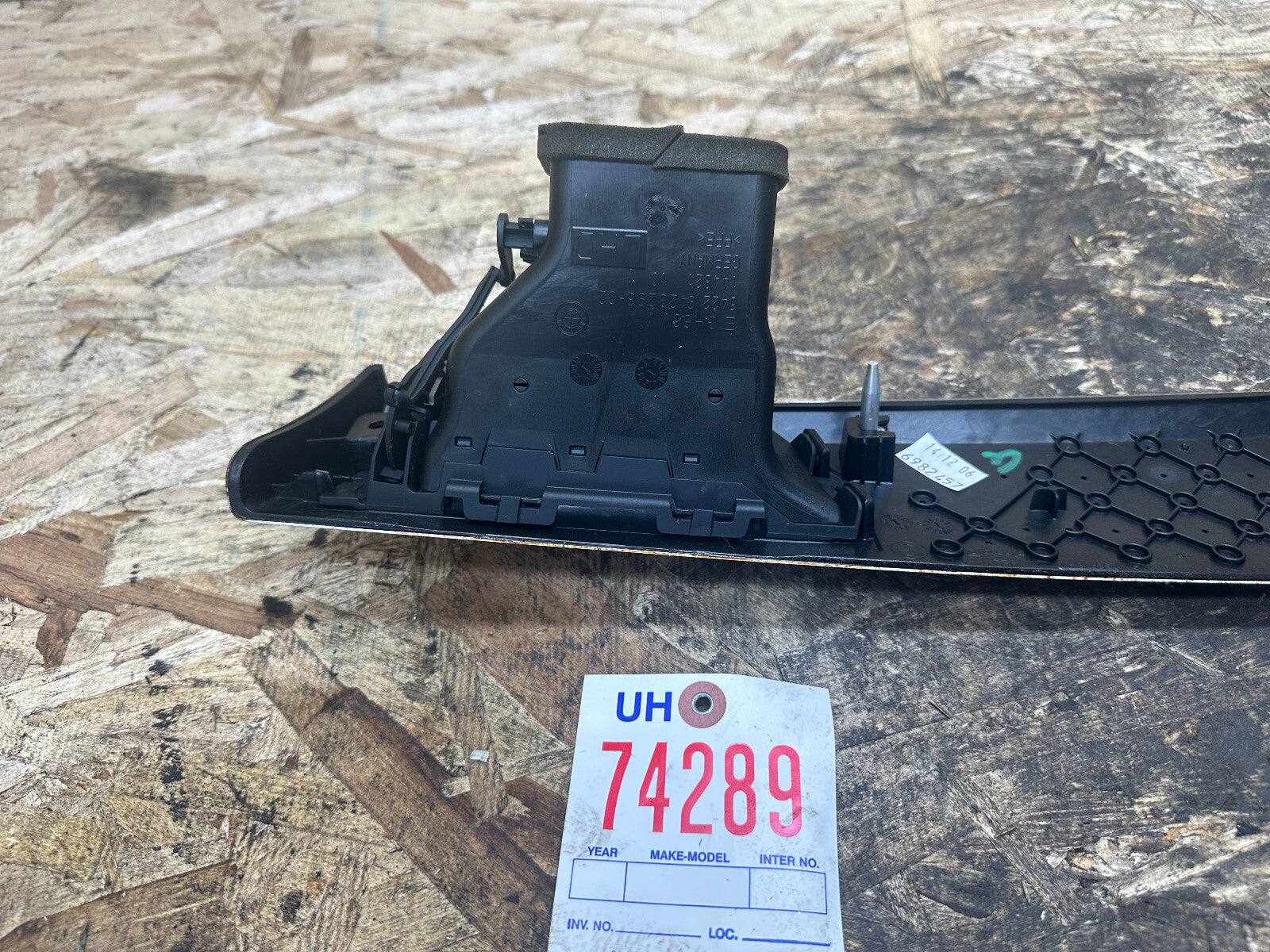 BMW 2004-2011 E90 3 SERIES CENTER RIGHT DASH VENT TRIM ALUMINUM OEM 6982457