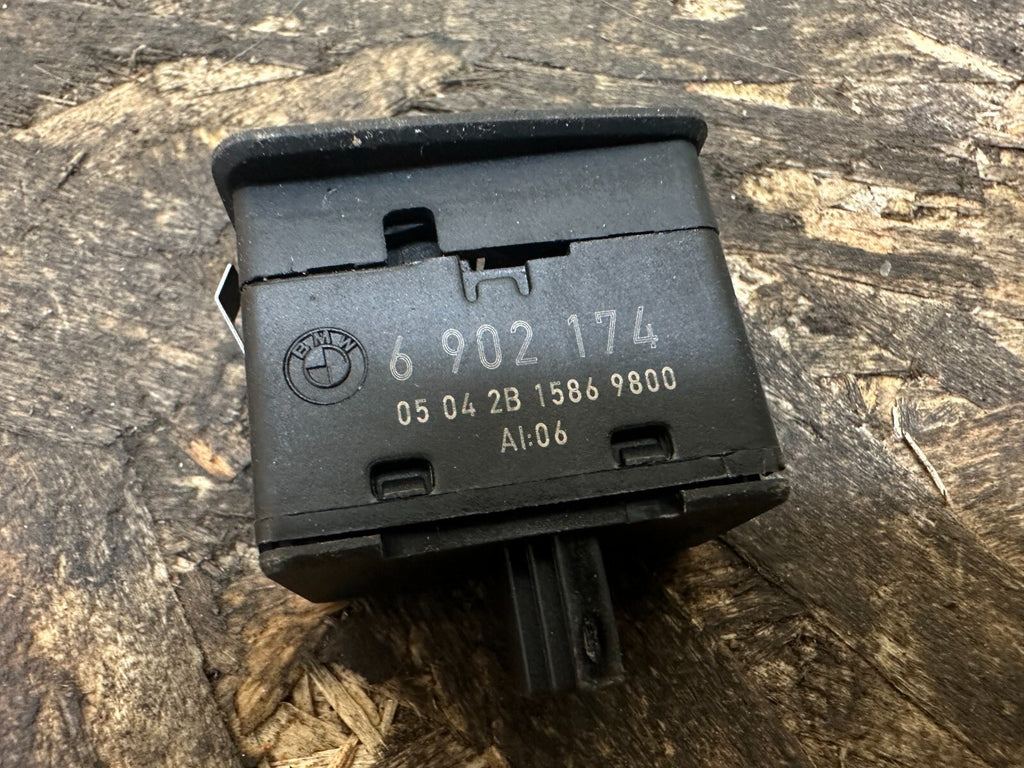 BMW 1999-2005 E46 3 SERIES REAR LEFT/RIGHT POWER WINDOW SWITCH OEM 6902174