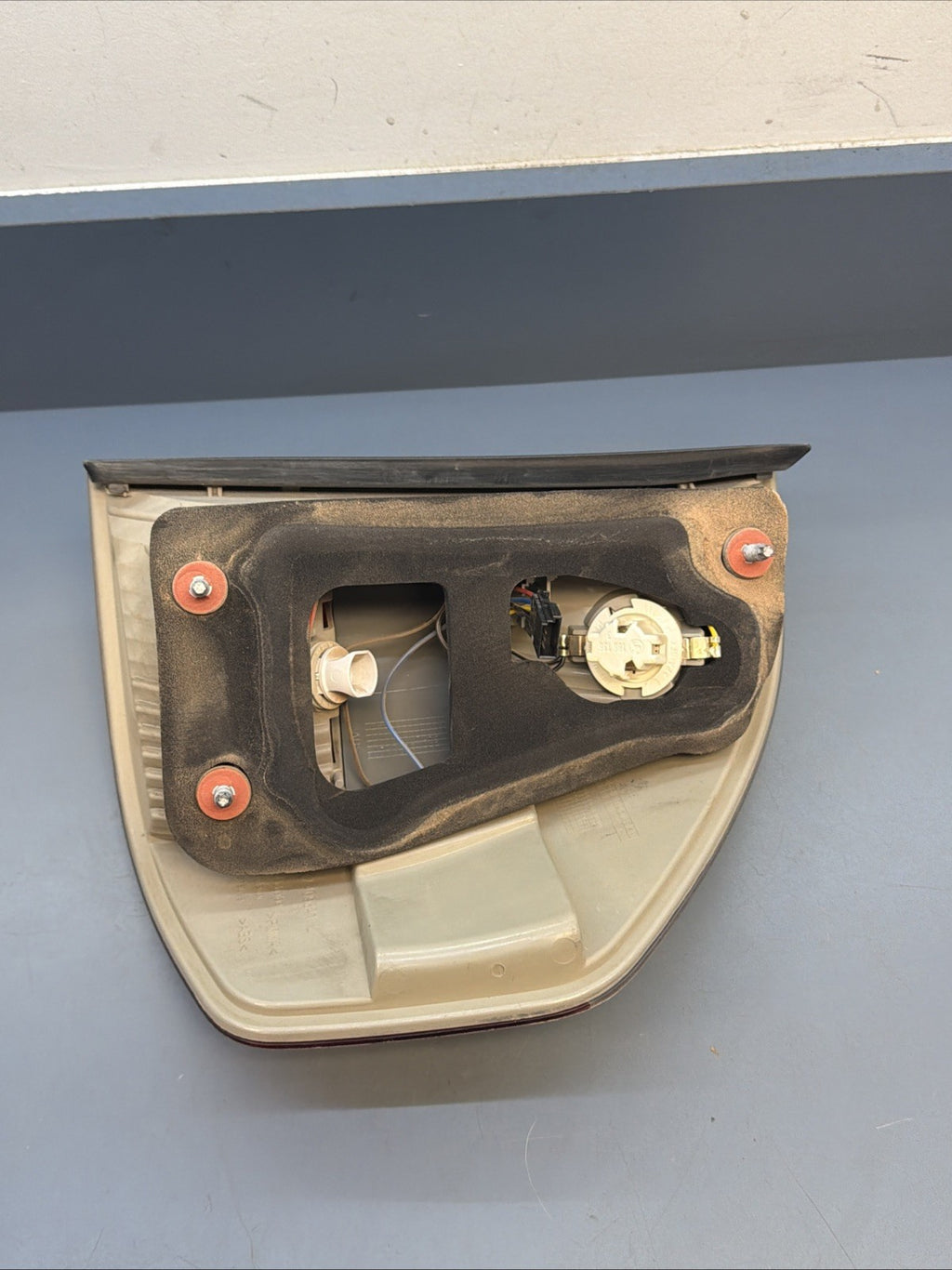 2007-2010 BMW X3 LEFT DRIVER SIDE OUTER TAILLIGHT LAMP ASSEMBLY OEM 7162211