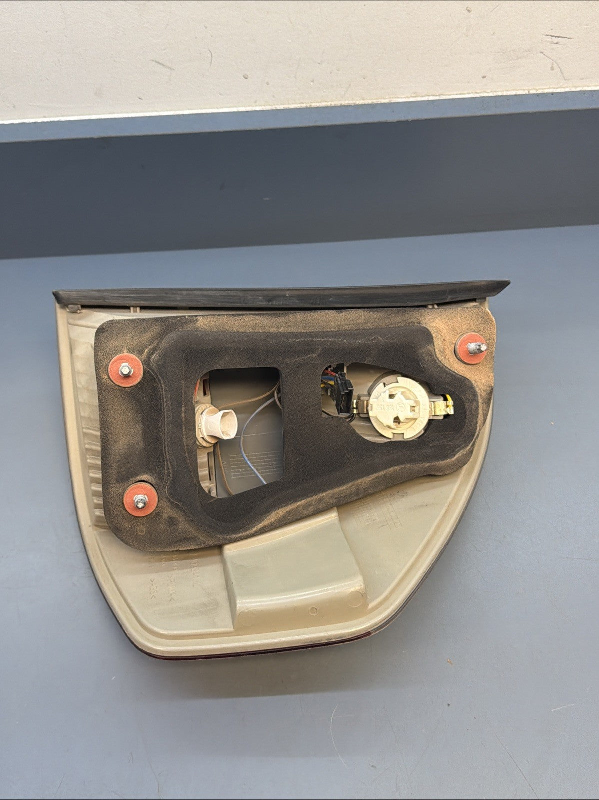 2007-2010 BMW X3 LEFT DRIVER SIDE OUTER TAILLIGHT LAMP ASSEMBLY OEM 7162211
