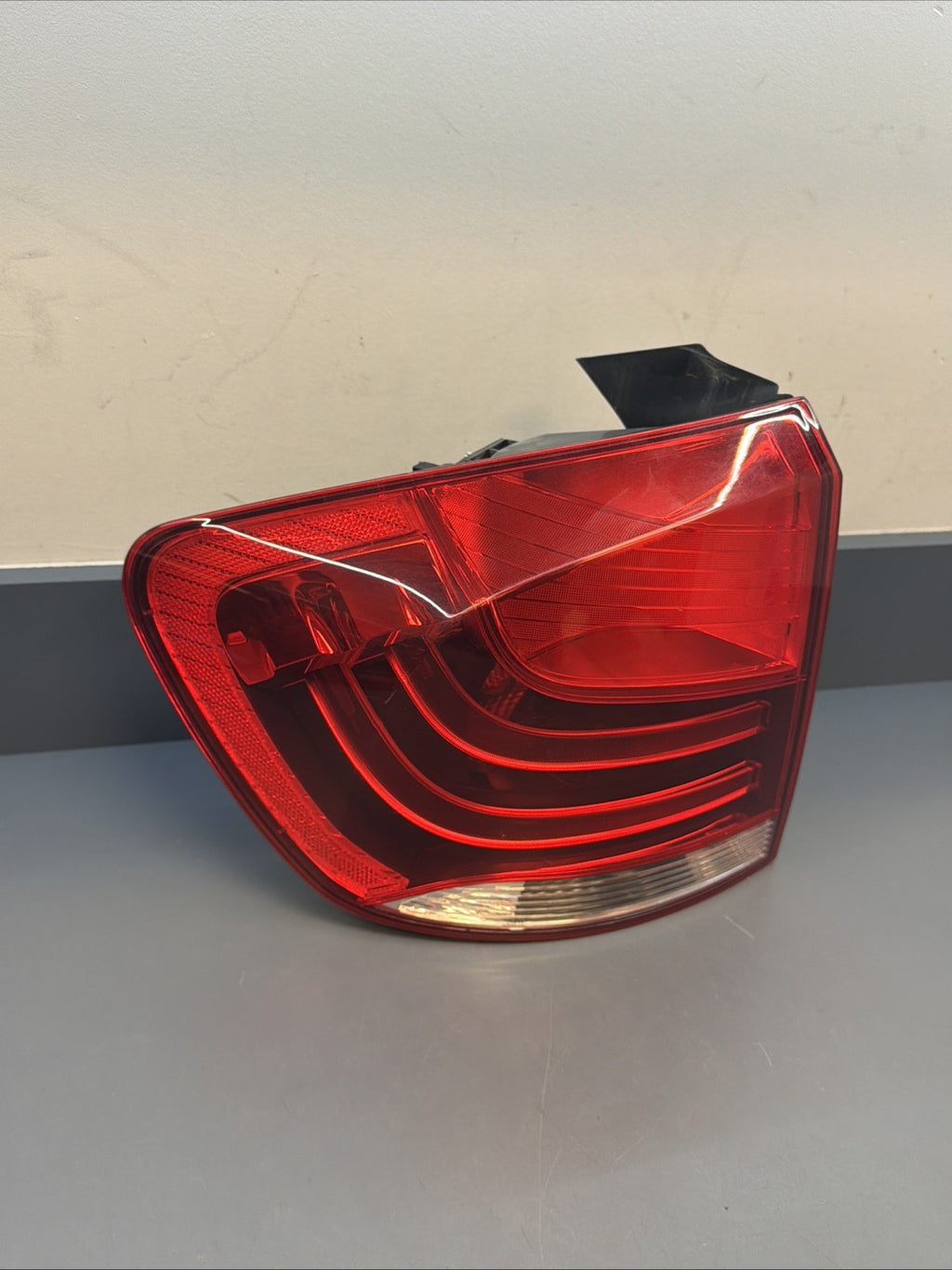 OEM 2012-2015 BMW X1 LH REAR LEFT DRIVERS TAIL LIGHT ASSEMBLY 2990111