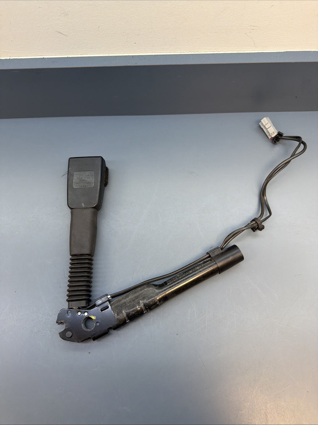 OEM BMW 7213564 Right Side Seatbelt Buckle Receiver E90 E91 E92 E93 E84 E89