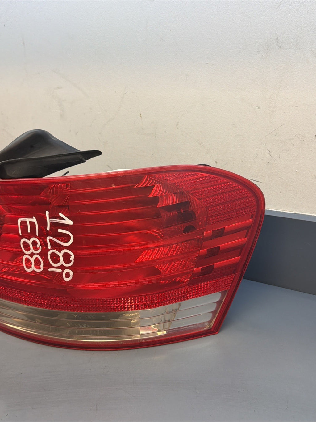2008 - 2011 BMW E82 128I 135I REAR RIGHT PASSENGER OUTER TAIL LIGHT OEM 7285642