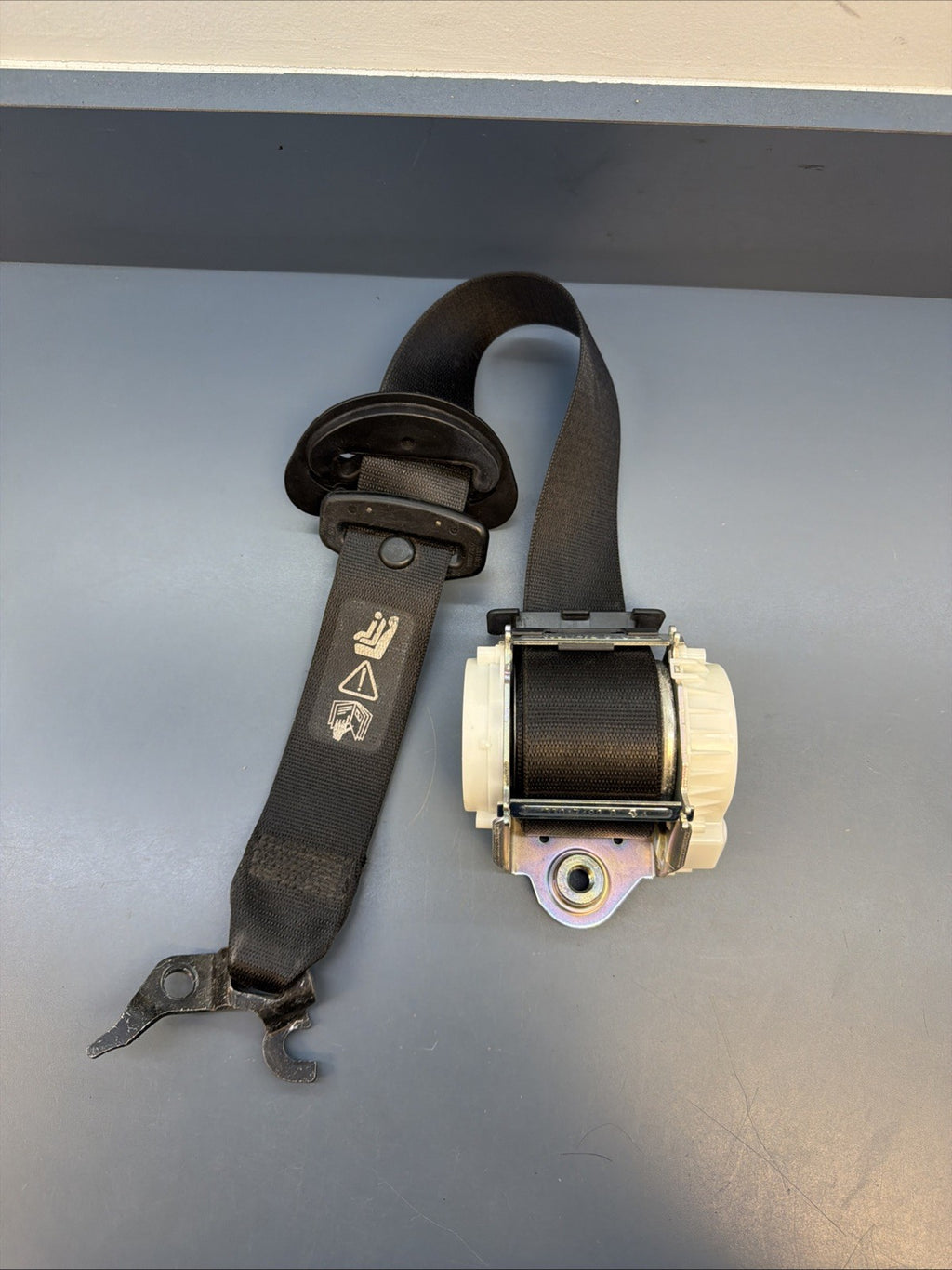 06-10 BMW 328i E90 Front Right Passenger Seat Belt Retractor Black 34006653