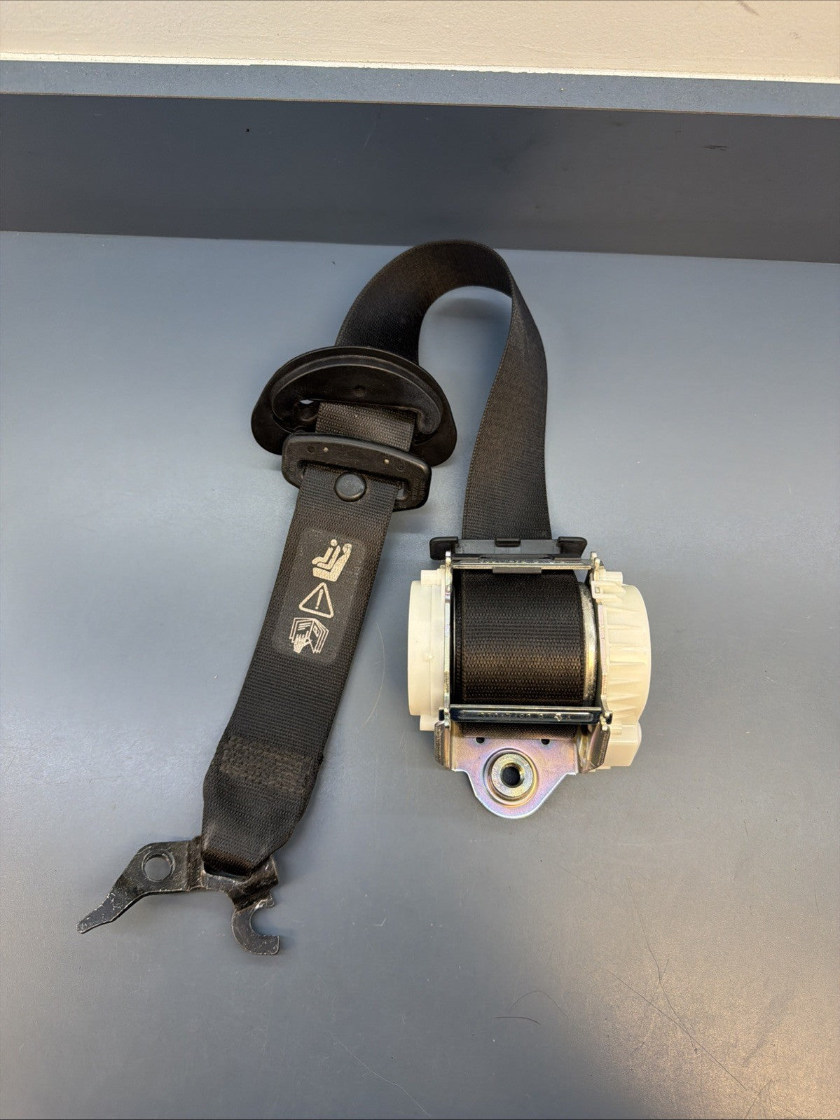 06-10 BMW 328i E90 Front Right Passenger Seat Belt Retractor Black 34006653