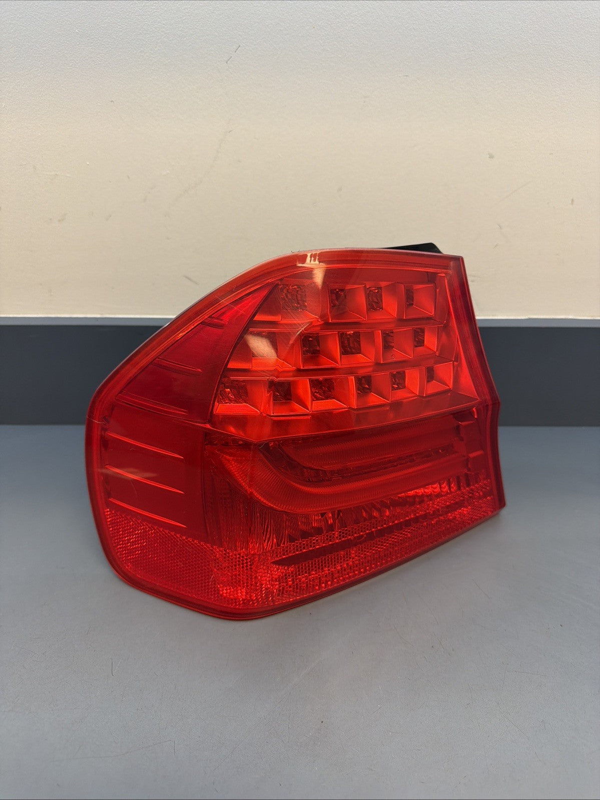 BMW 09-11 E90 LCI LEFT DRIVER SIDE REAR OUTER TAIL LIGHT OEM 7289429