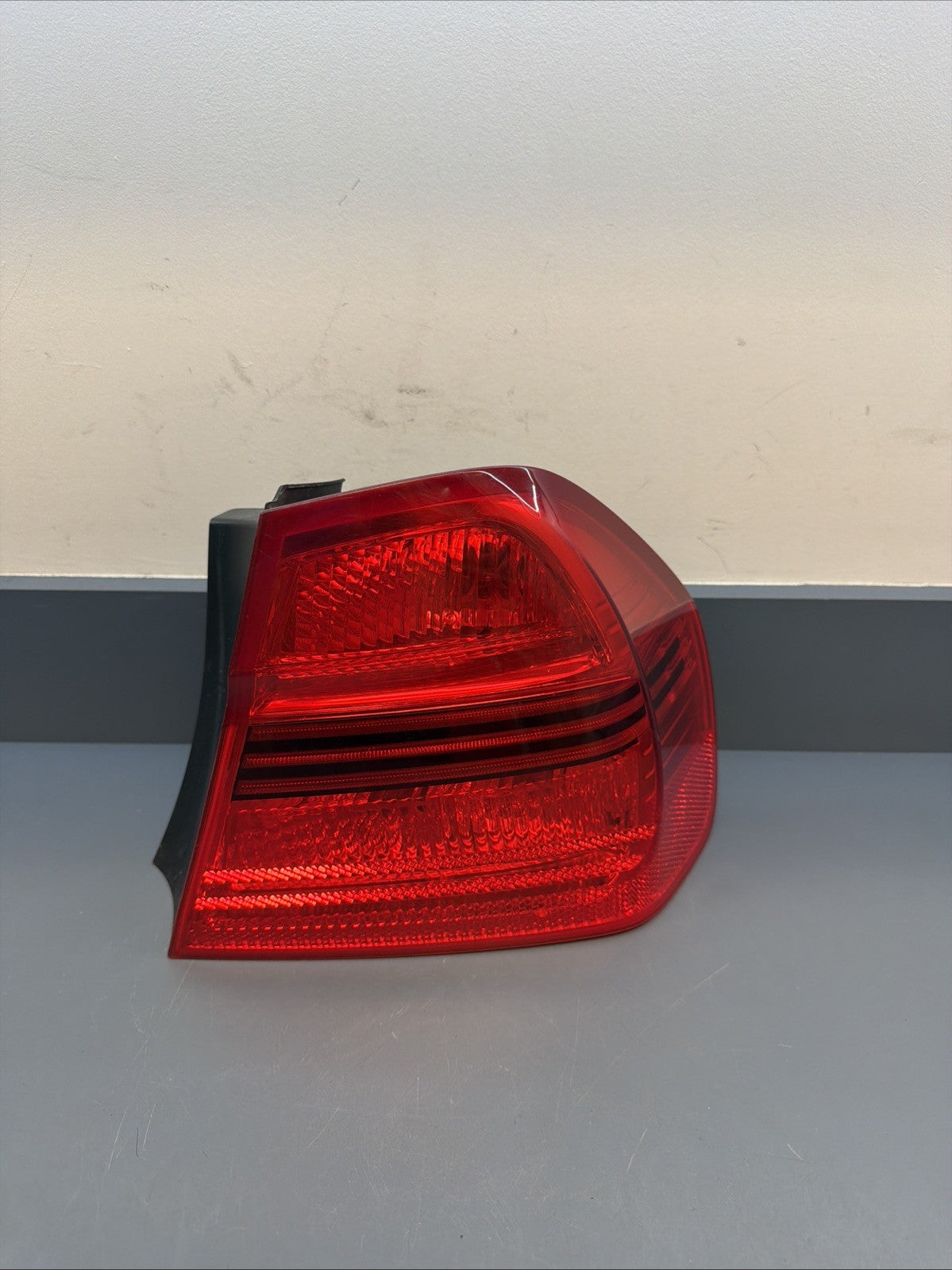 2006-2008 BMW E90 OUTTER PASSANGER PRE LCI TAIL LIGHT 7161956