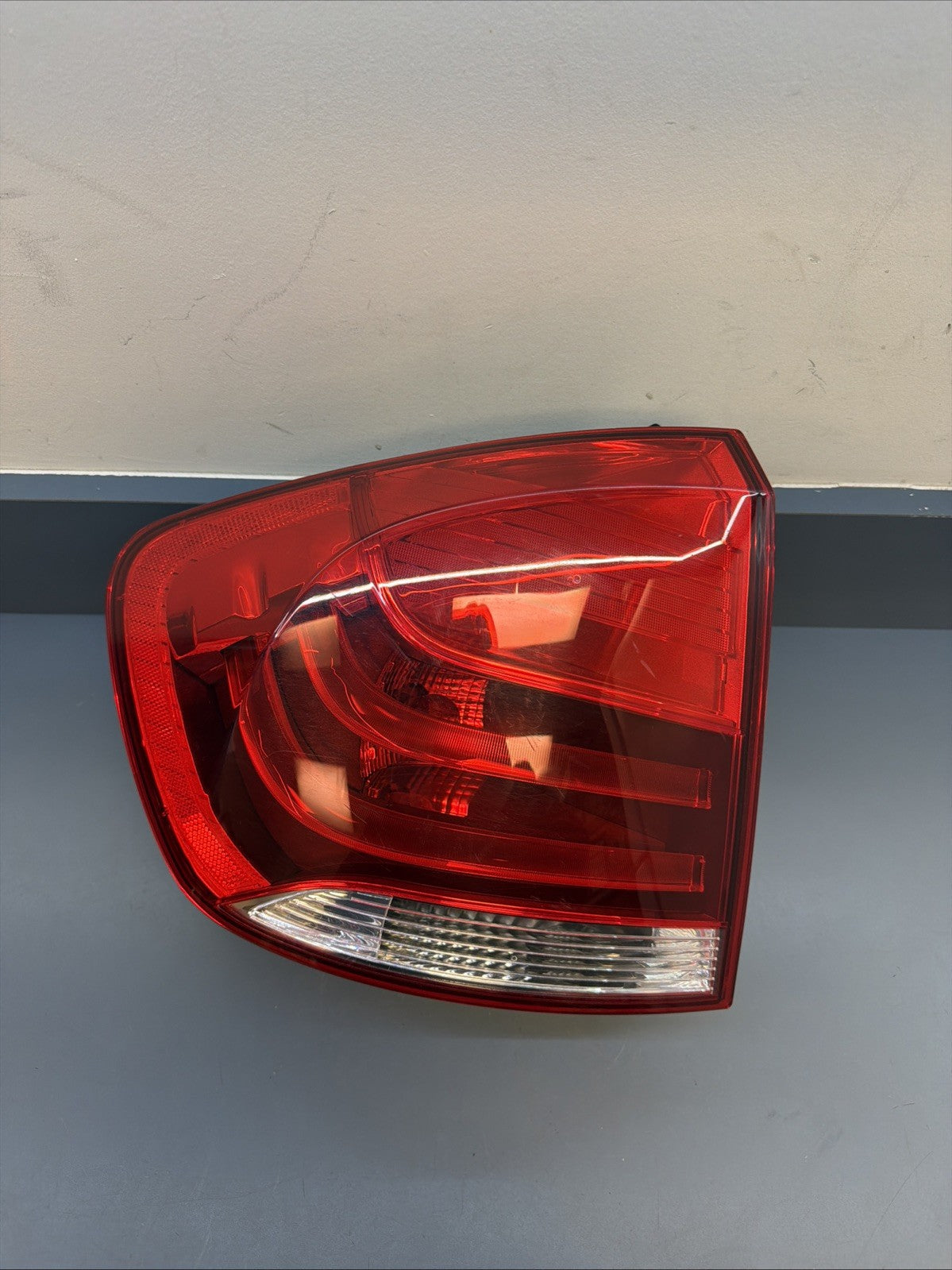 OEM 2012-2015 BMW X1 LH REAR LEFT DRIVERS TAIL LIGHT ASSEMBLY 2990111