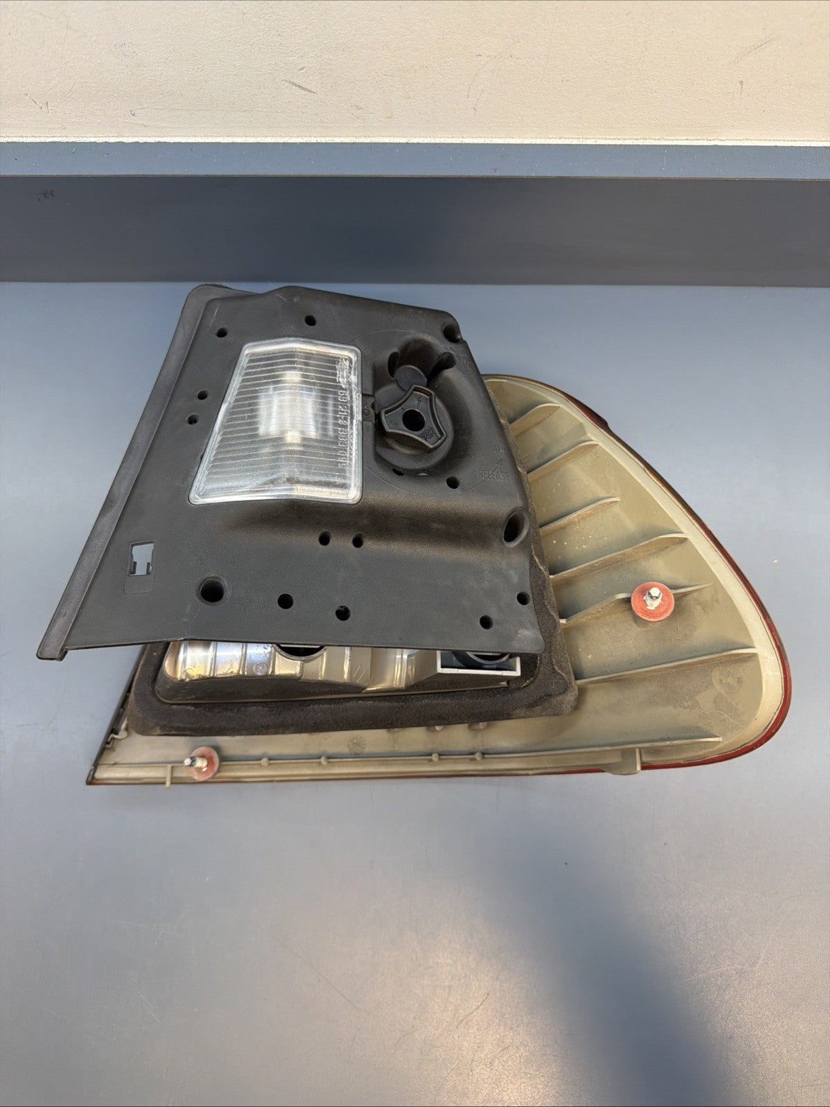 OEM 2002 2003 2004 2005 BMW E46 330i 325i LEFT DRIVER BRAKE TAIL LIGHT 6907933