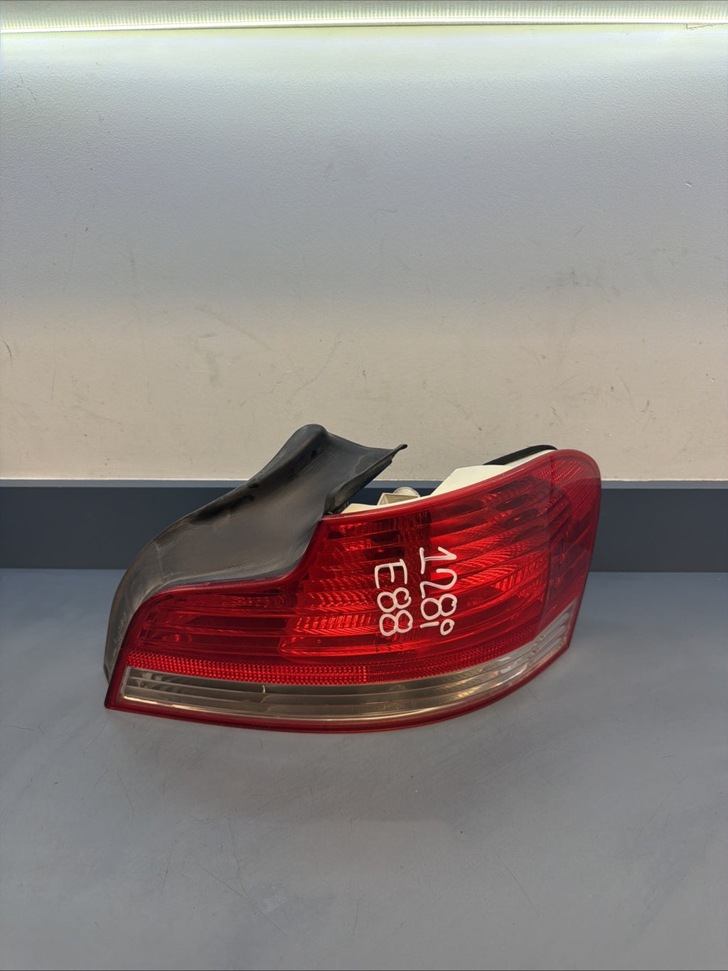 2008 - 2011 BMW E82 128I 135I REAR RIGHT PASSENGER OUTER TAIL LIGHT OEM 7285642