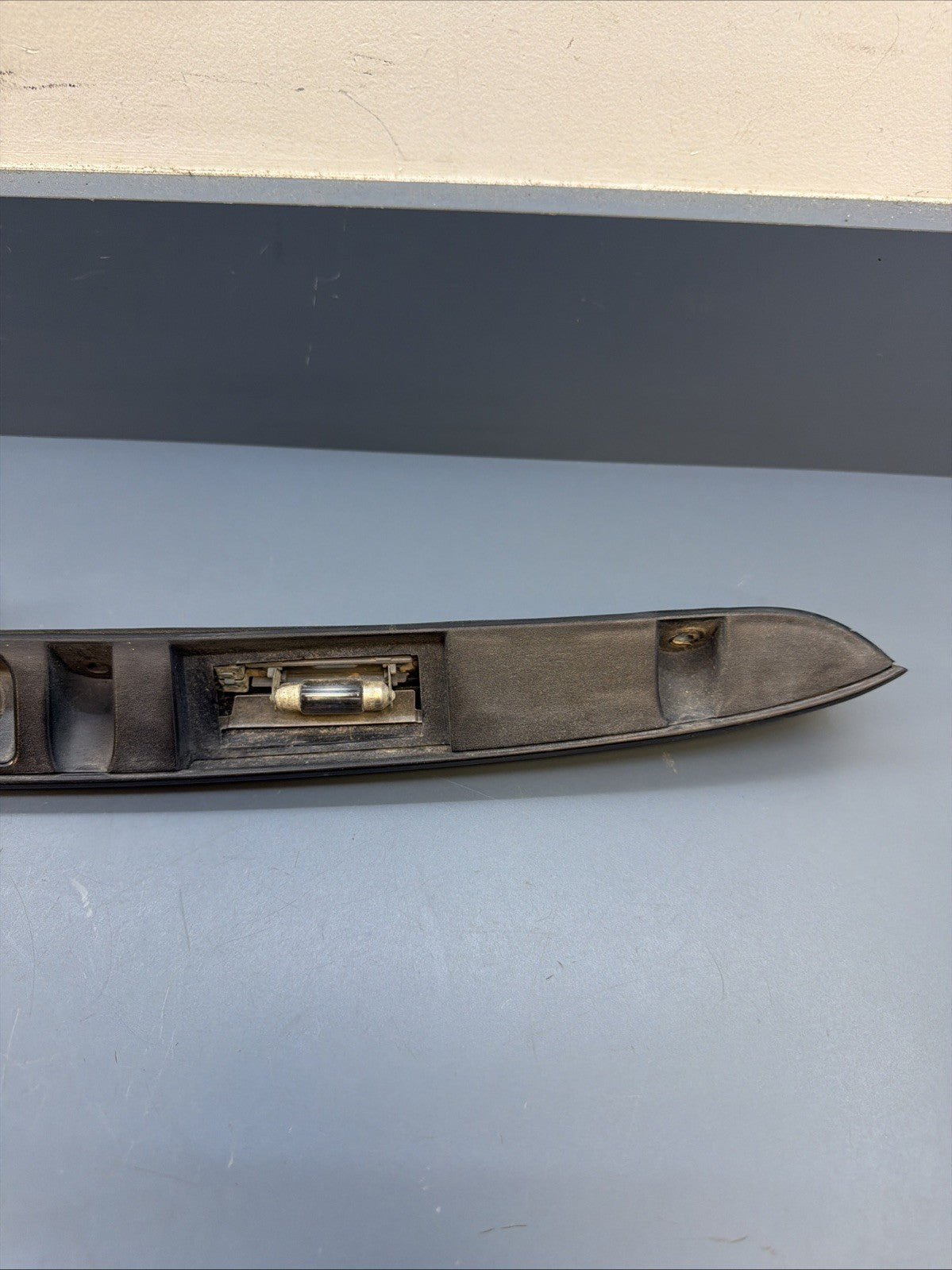 2000-2006 BMW 325 330 E46 Sedan REAR TRUNK LATCH HATCH TRIM HANDLE 0461700