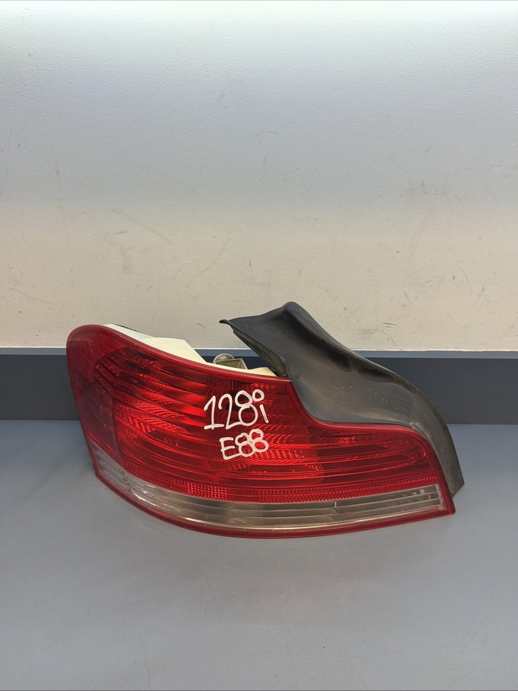 08-11 OEM BMW E82 E88 128 135 Rear Left Driver Side Outer Tail Light 6924519