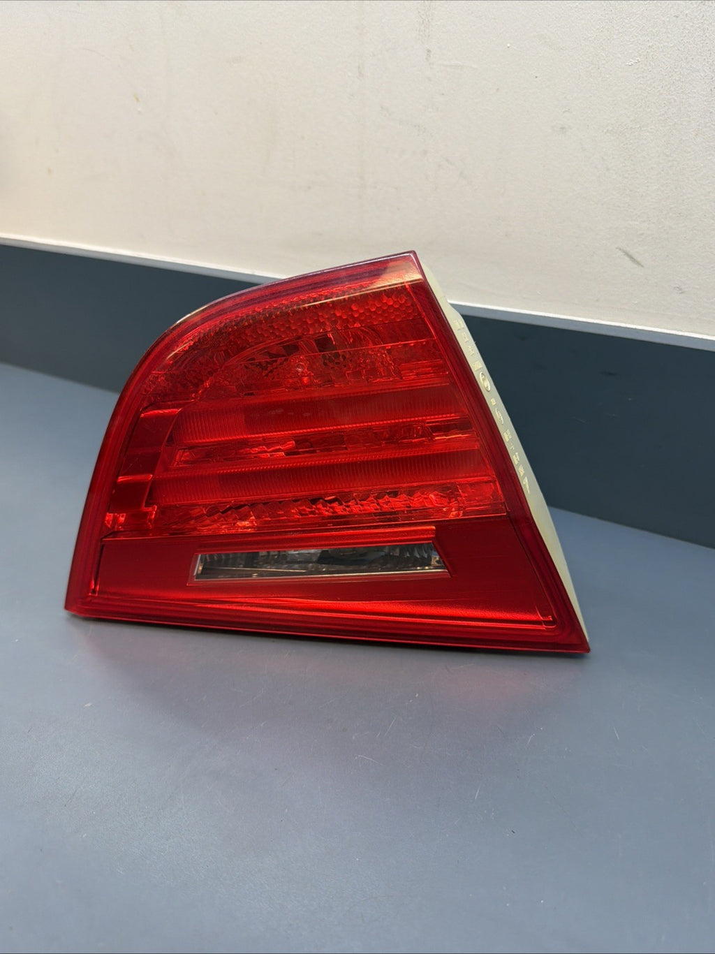 09-2011 BMW 335I E90 LCI 3-SERIES LEFT REAR DRIVER SIDE INNER TAIL LIGHT 4871733