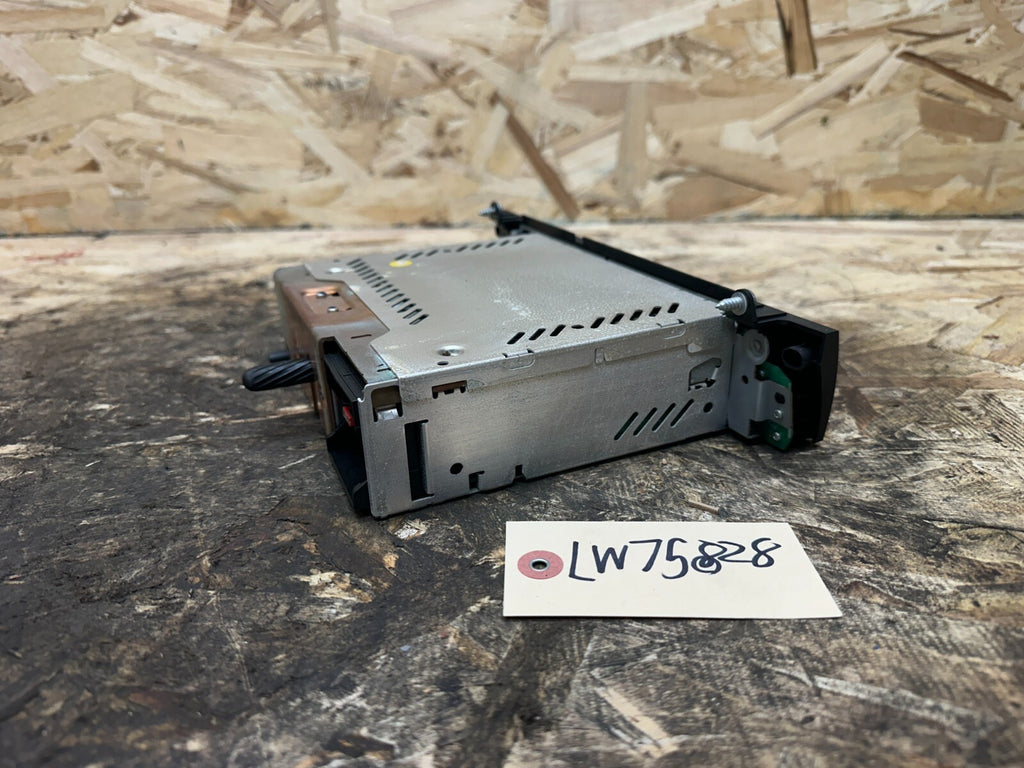 BMW 2003-2010 E83 X3 AM FM CD BUSINESS RADIO RECIEVER OEM 9173686