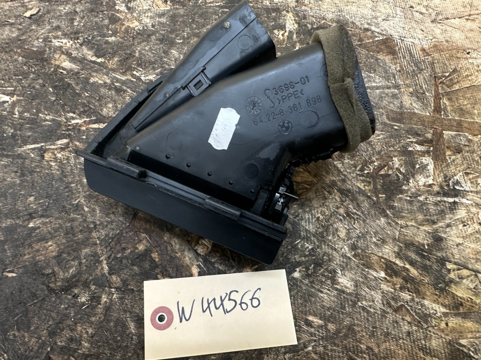 BMW 1999-2005 E46 RIGHT SIDE DASH AIR VENT OEM 8361898