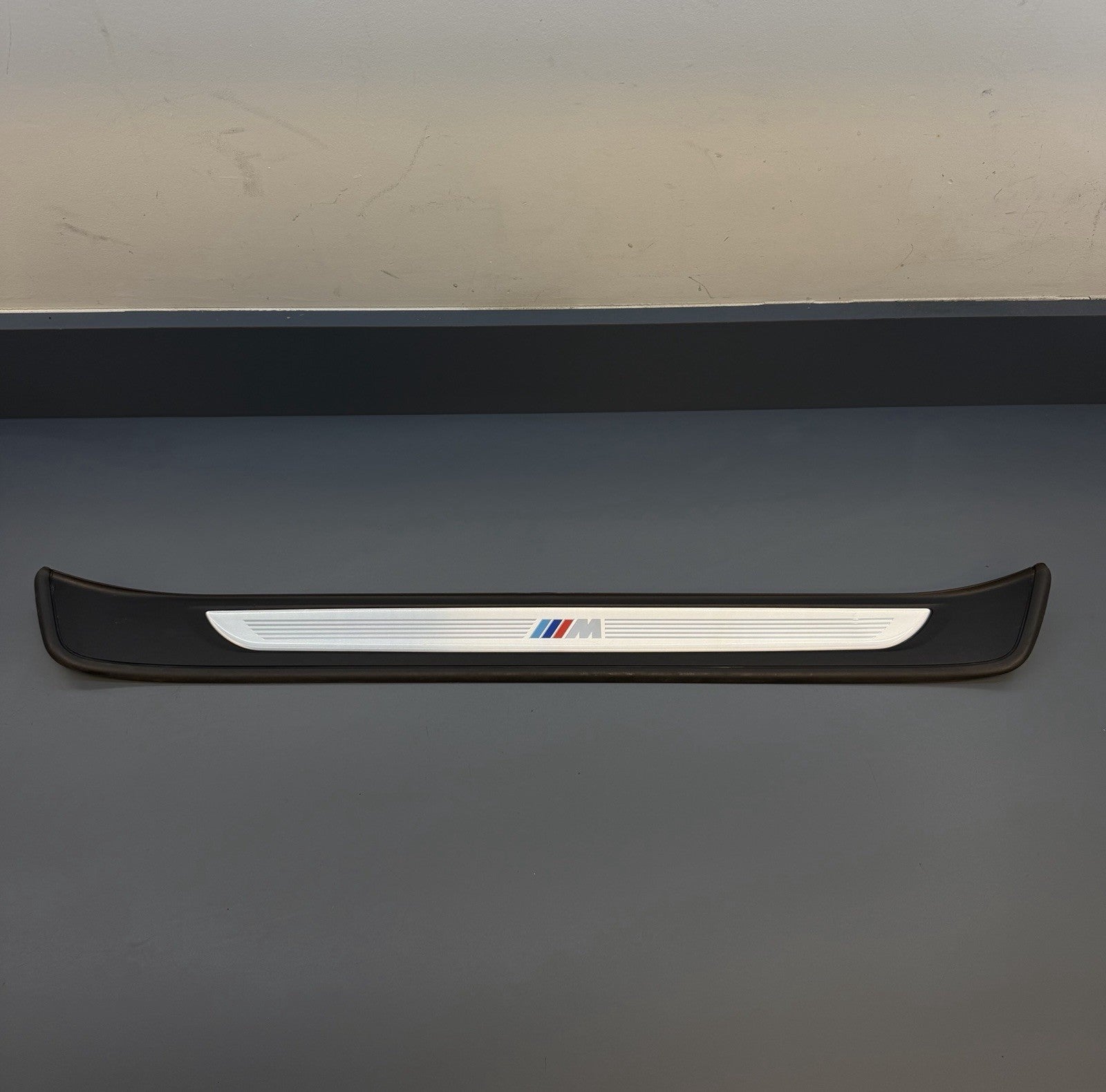 BMW E90 E91 LCI Front Right Entrance Cover Trim Strip Edition 7255930