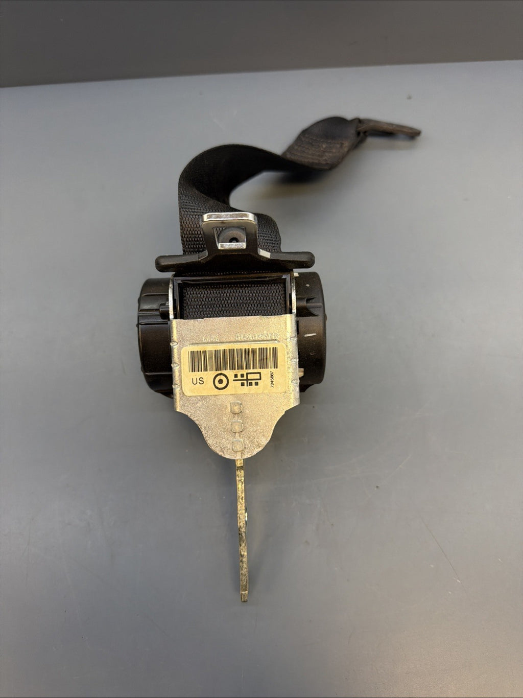 2006-2011 BMW E90 335i RIGHT CENTER REAR SEAT BELT RETRACTOR OEM 617531500A