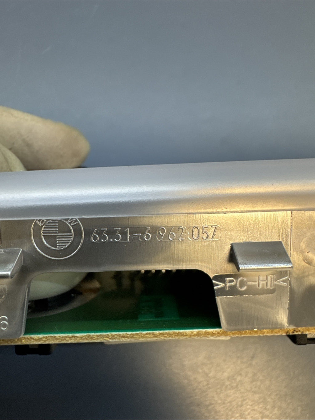 2004–2010 BMW 5 SERIES REAR UPPER OVERHEAD DOME READING LIGHT 6962057 OEM