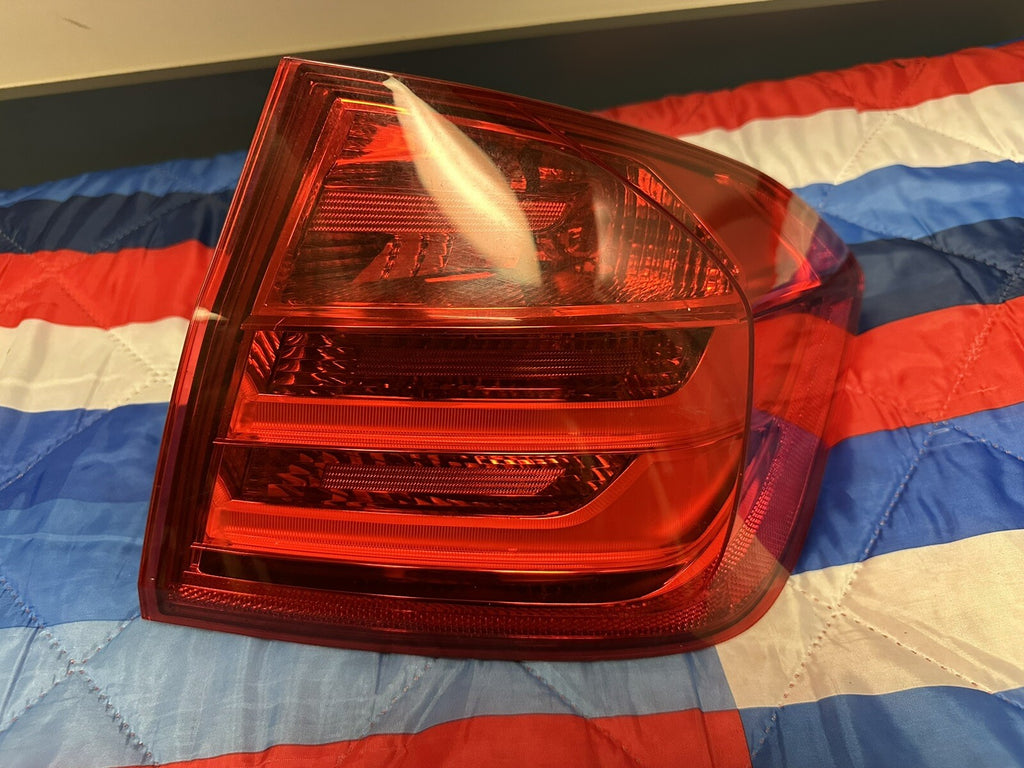 12-15 BMW F30 F80 SEDAN REAR RIGHT OUTER QUARTER TAIL LIGHT LAMP OEM 7372786