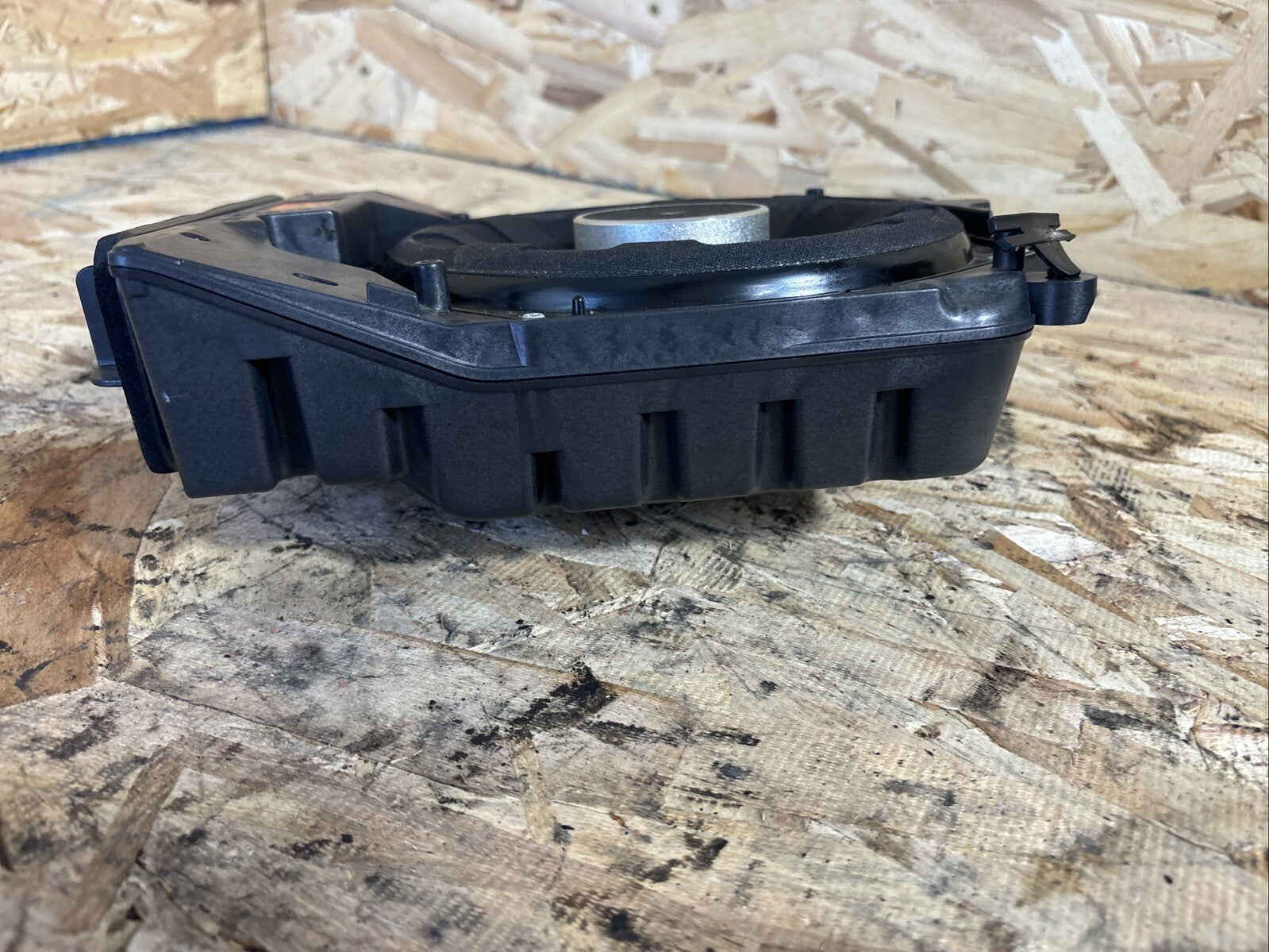 12-17 BMW F80 F30 3-SERIES RIGHT SUBWOOFER SPEAKER HARMAN KARDON OEM 9210152