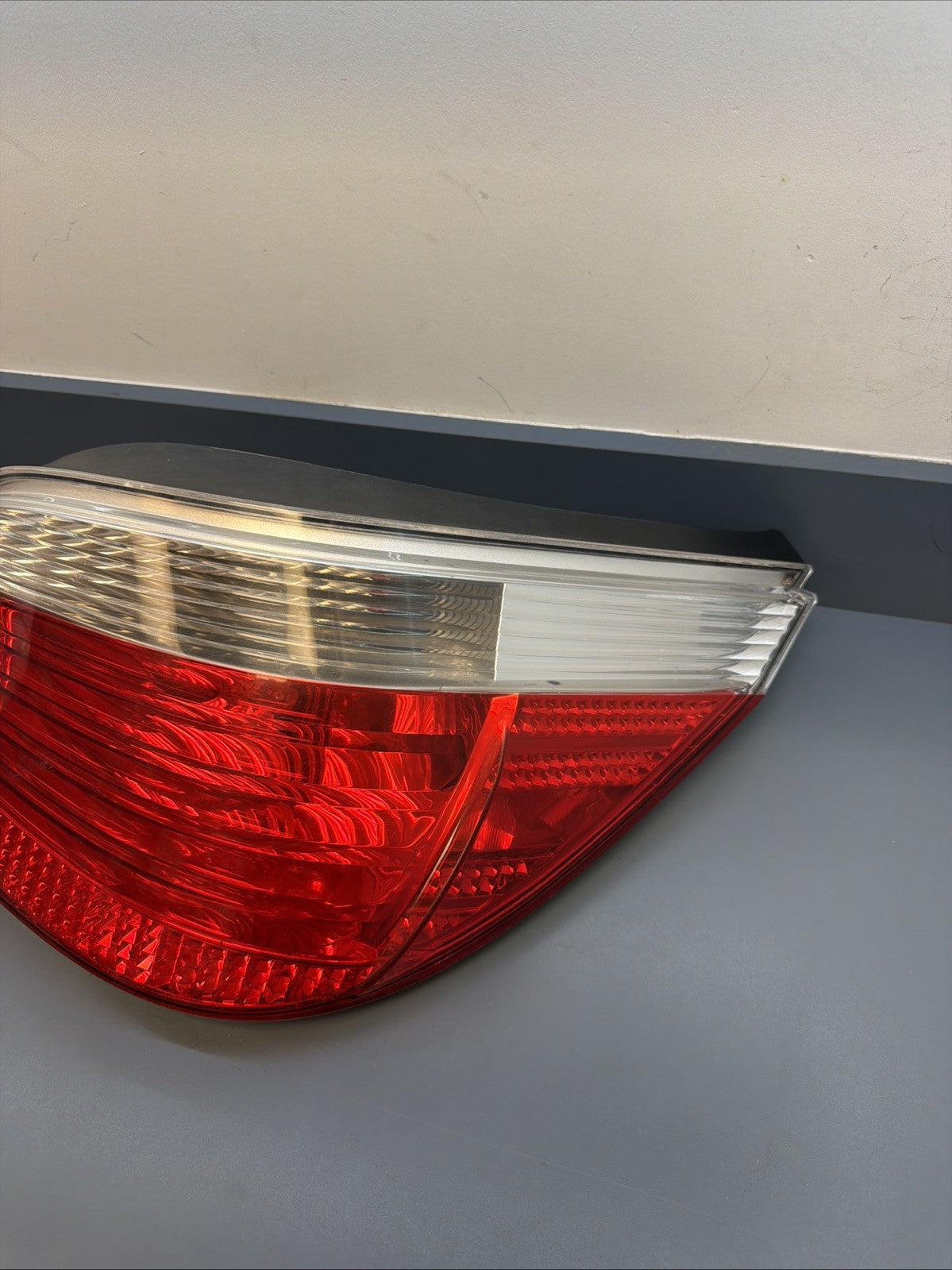 04-2007 BMW 525i 530i 545i 550i E60 Rear Right Passenger Tail Light OEM 6910798