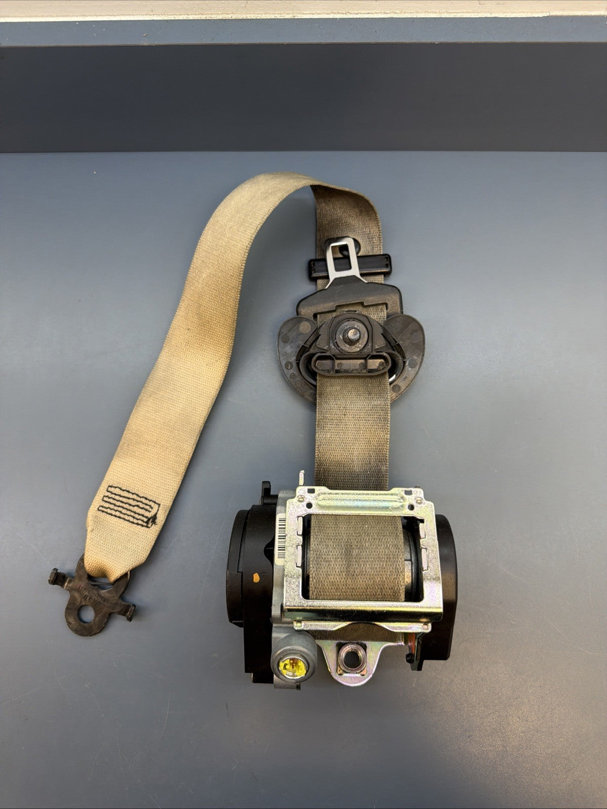 11-16 BMW F10 FRONT LEFT DRIVER SEAT BELT RETRACTOR OEM 618120900 BEIGE