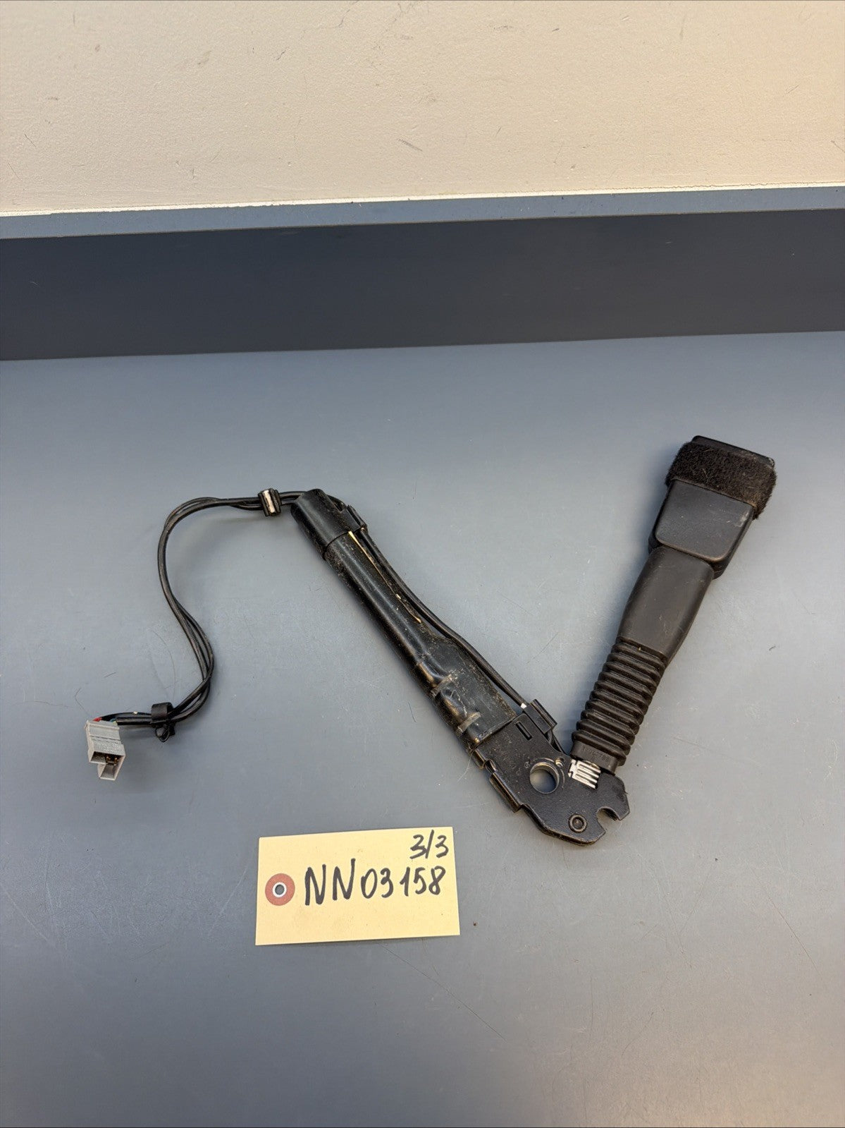 OEM BMW 7213564 Right Side Seatbelt Buckle Receiver E90 E91 E92 E93 E84 E89