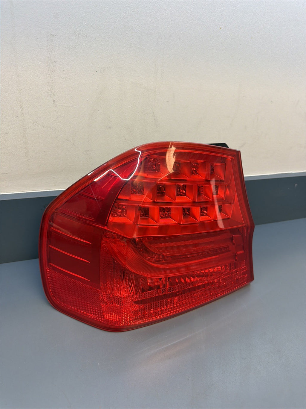 09-11 BMW E90 3 SERIES 328i 335i REAR LEFT DRIVER SIDE OUTER TAIL LIGHT 4871735