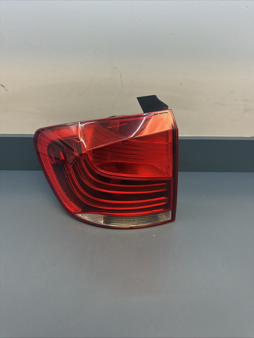 OEM 2012-2015 BMW X1 LH REAR LEFT DRIVERS TAIL LIGHT ASSEMBLY 2990111