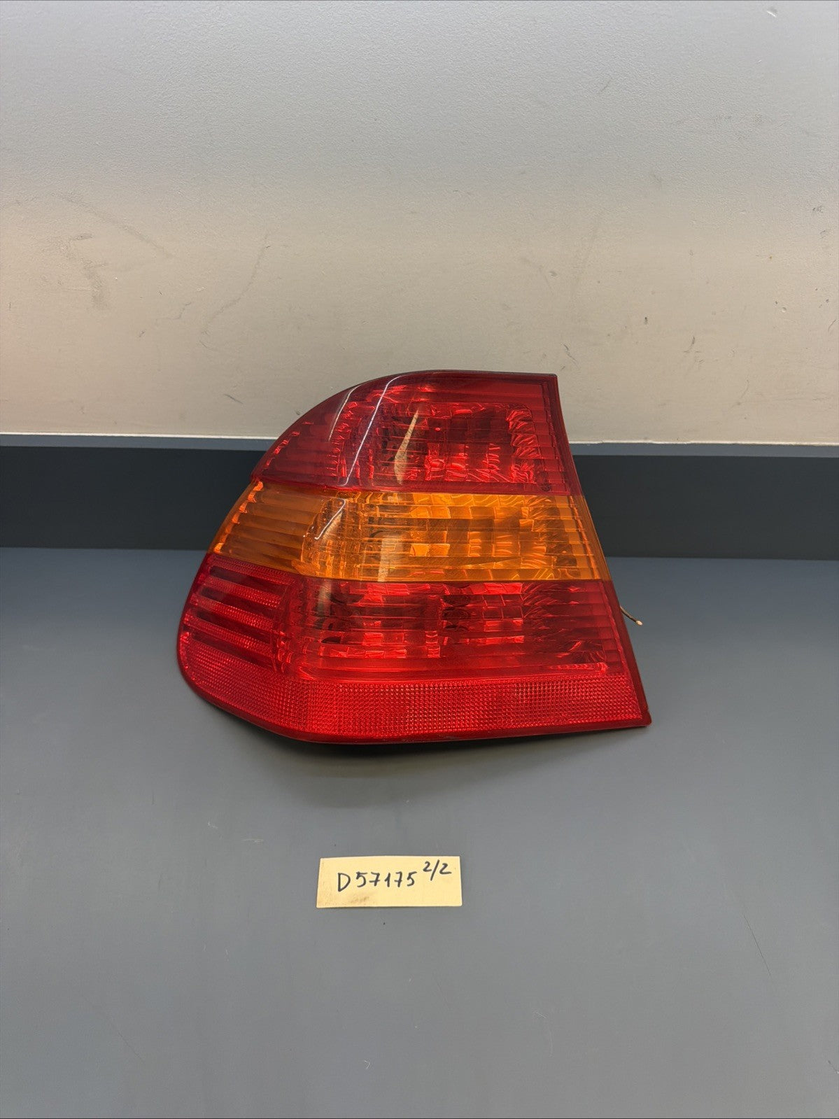 2002-2005 BMW E46 325 330 SEDAN LEFT DRIVER SIDE TAIL LIGHT OEM 6907933 OEM