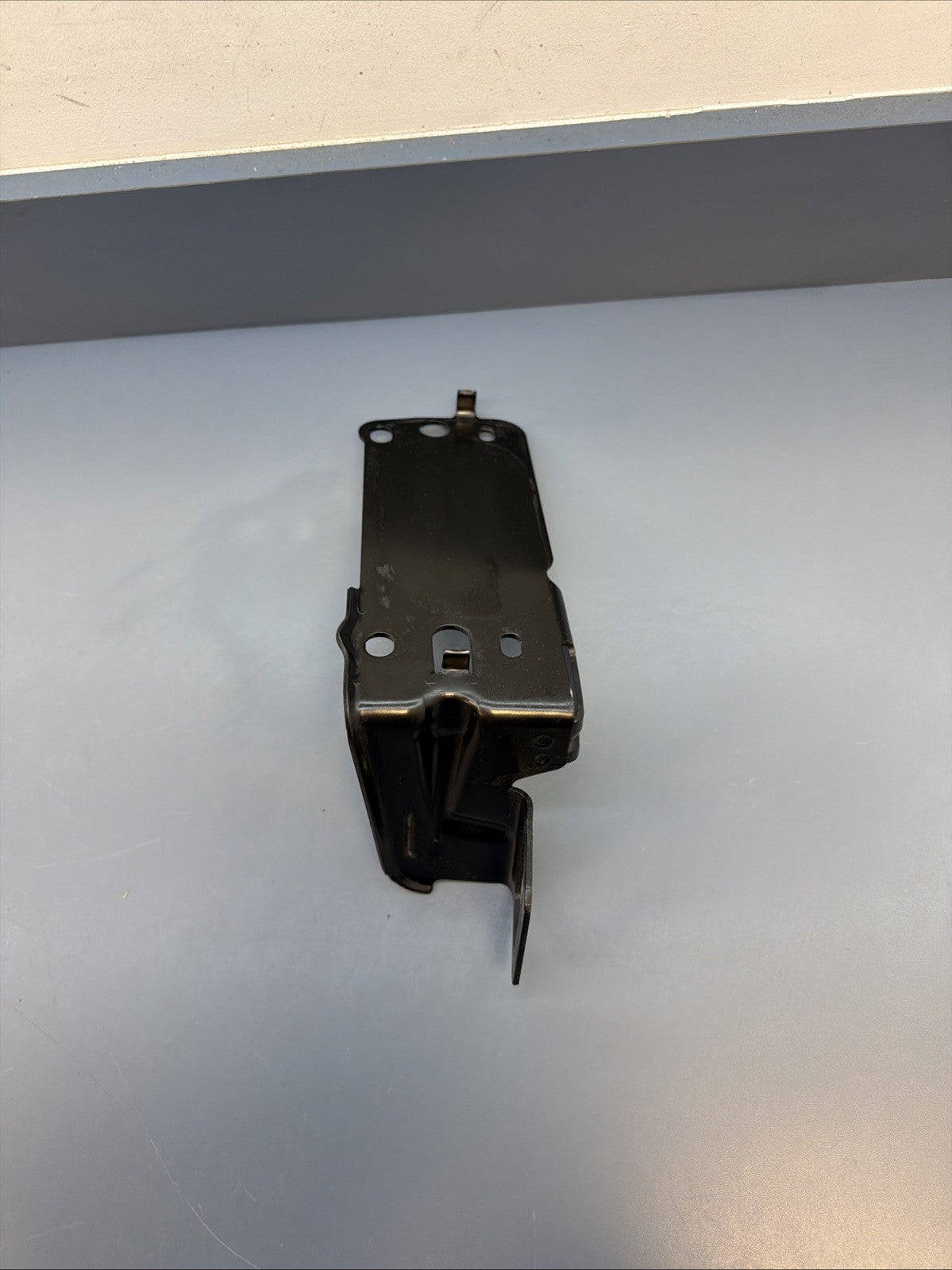07-13 BMW 335i E90 E91 E92 E93 Front Left Lower Radiator Bracket OEM 7117811