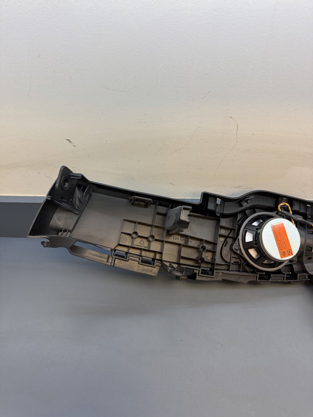 2013-2015 BMW X1 REAR RIGHT SIDE WINDOW SHELF SUPPORT W/ SPEAKER OEM 51462991854