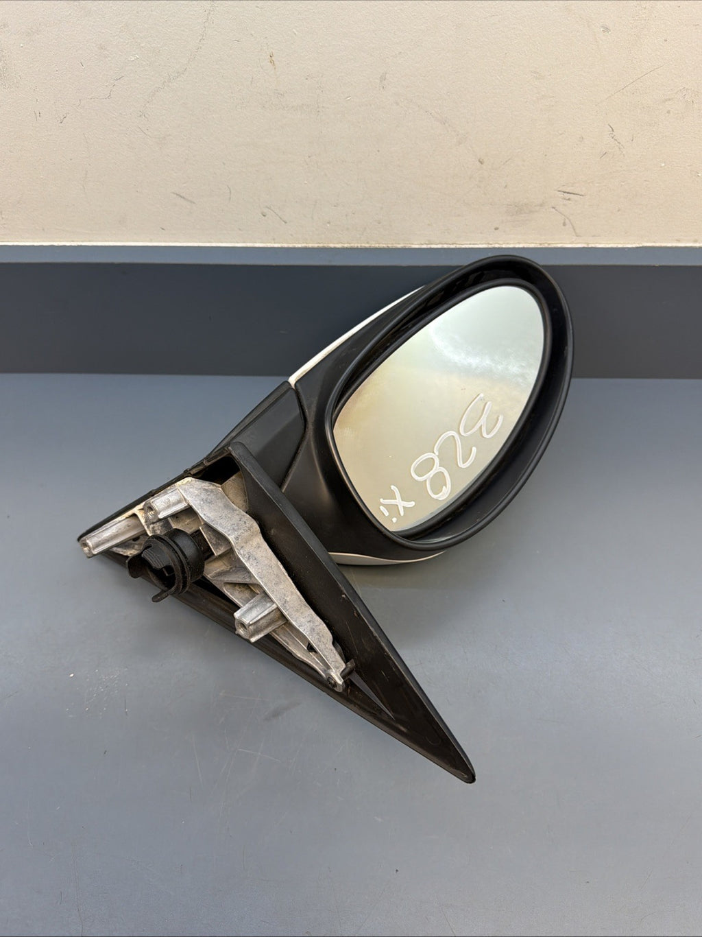 06-08 BMW E90 E91 325i Front Left Driver Side Rear View Mirror OEM White 