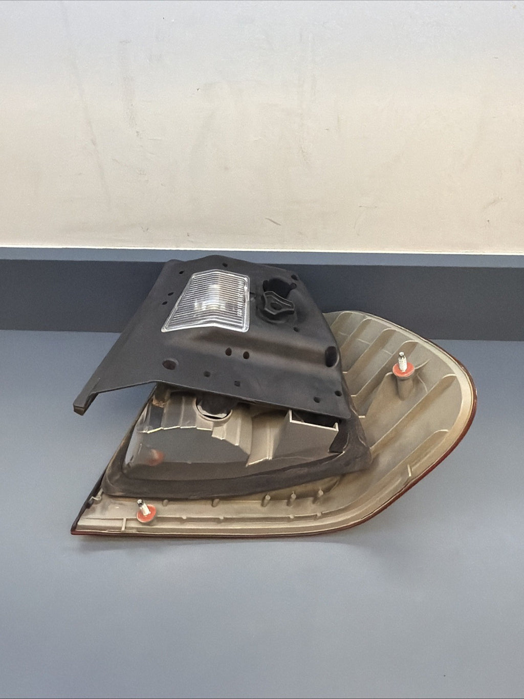 OEM 2002 2003 2004 2005 BMW E46 330i 325i LEFT DRIVER BRAKE TAIL LIGHT 6907933