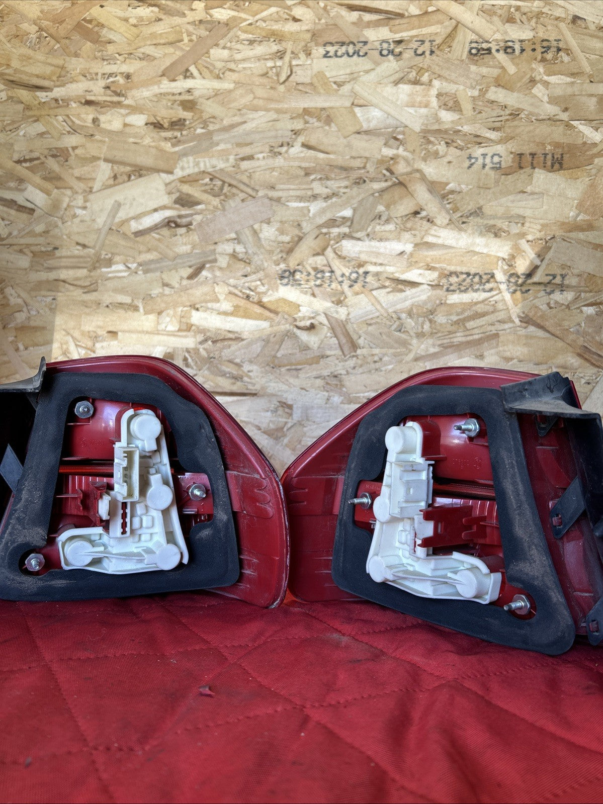 BMW 04-08 E90 3 SERIES OUTER FENDER TAIL LIGHT SET 2PC OEM 7161955+7161956