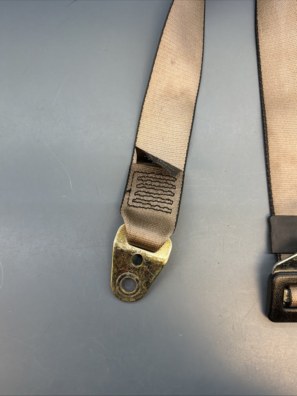 89-95 Bmw E34 5 Series Rear Lower Seat Belt Buckle Latch Strap Beige 8167888