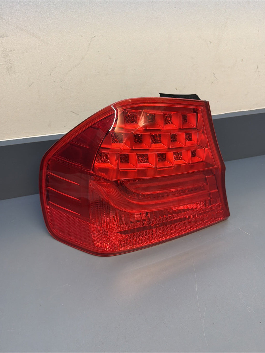 BMW 09-11 E90 LCI LEFT DRIVER SIDE REAR OUTER TAIL LIGHT OEM 7289429