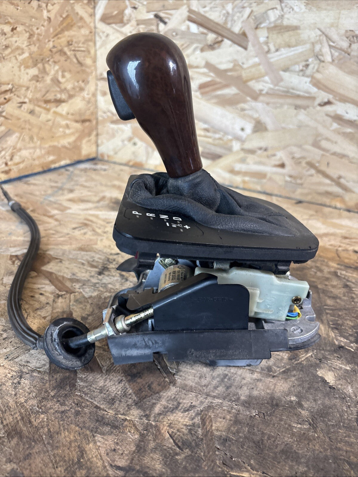 02-06 BMW E46 3-SERIES A/T AUTOMATIC TRANSMISSION SHIFTER W CABLE 7060677 OEM