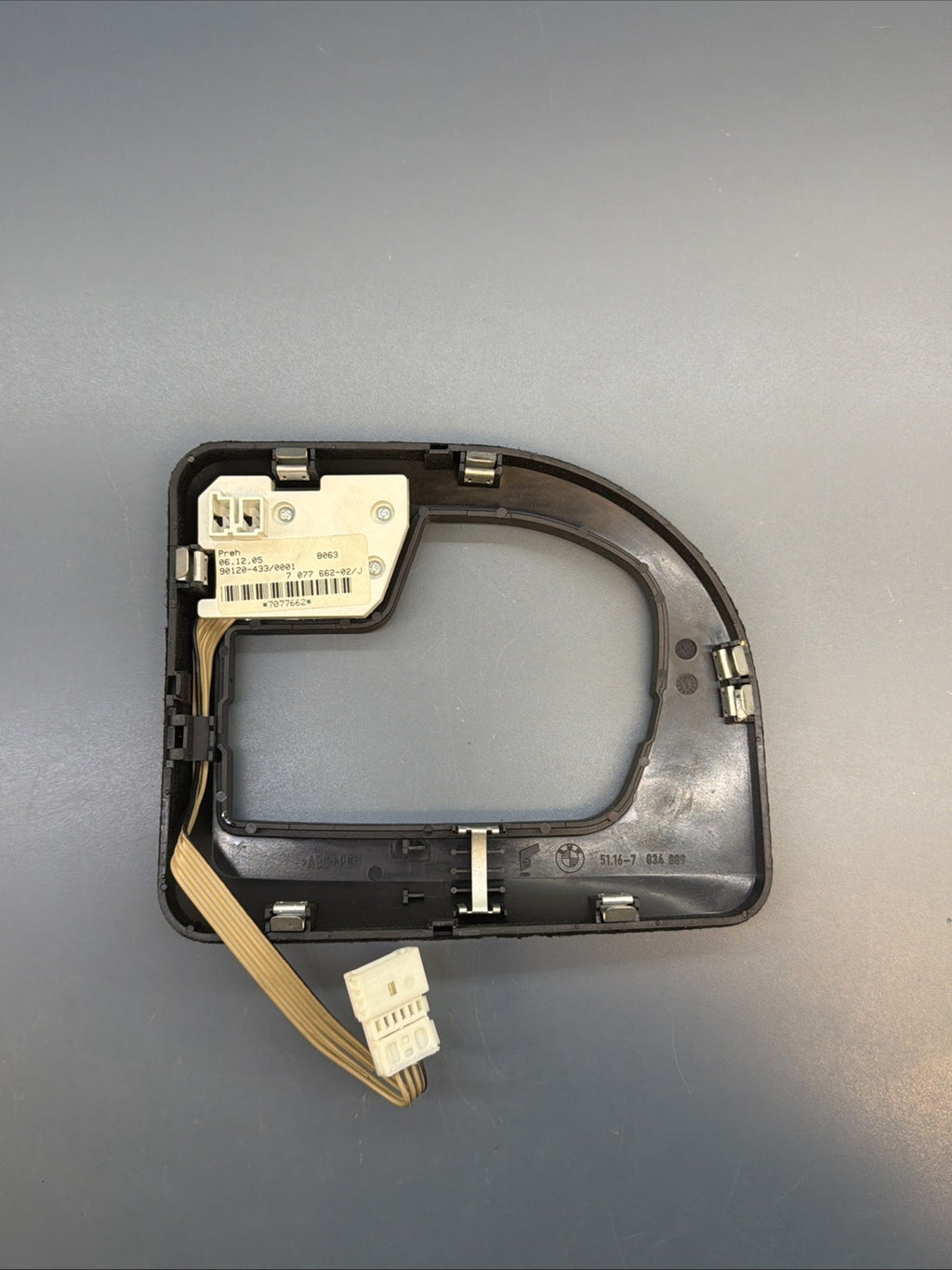 2004-2007 BMW 530i 535I FRONT CENTER CONSOLE SHIFTER TRIM BEZEL 7077662 OEM