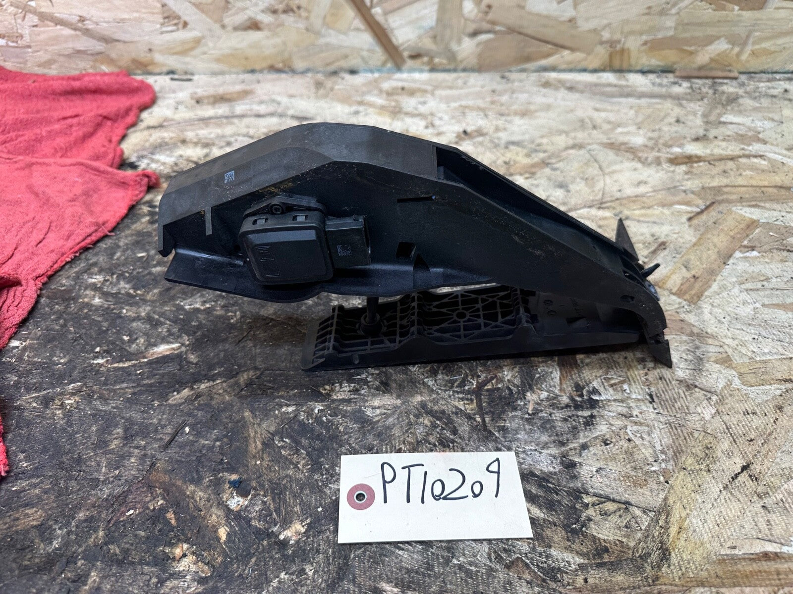 BMW E90 2006-2012 THROTTLE GAS ACCELERATOR PEDAL OEM 6766930-02