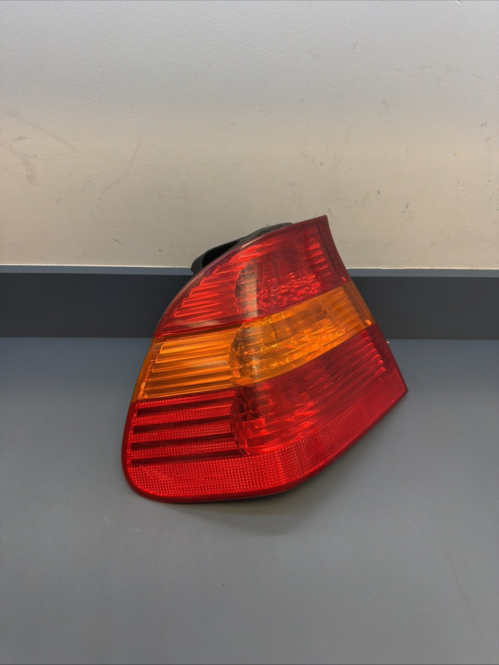 2002-2005 BMW E46 325 330 SEDAN LEFT DRIVER SIDE TAIL LIGHT OEM 6907933 OEM