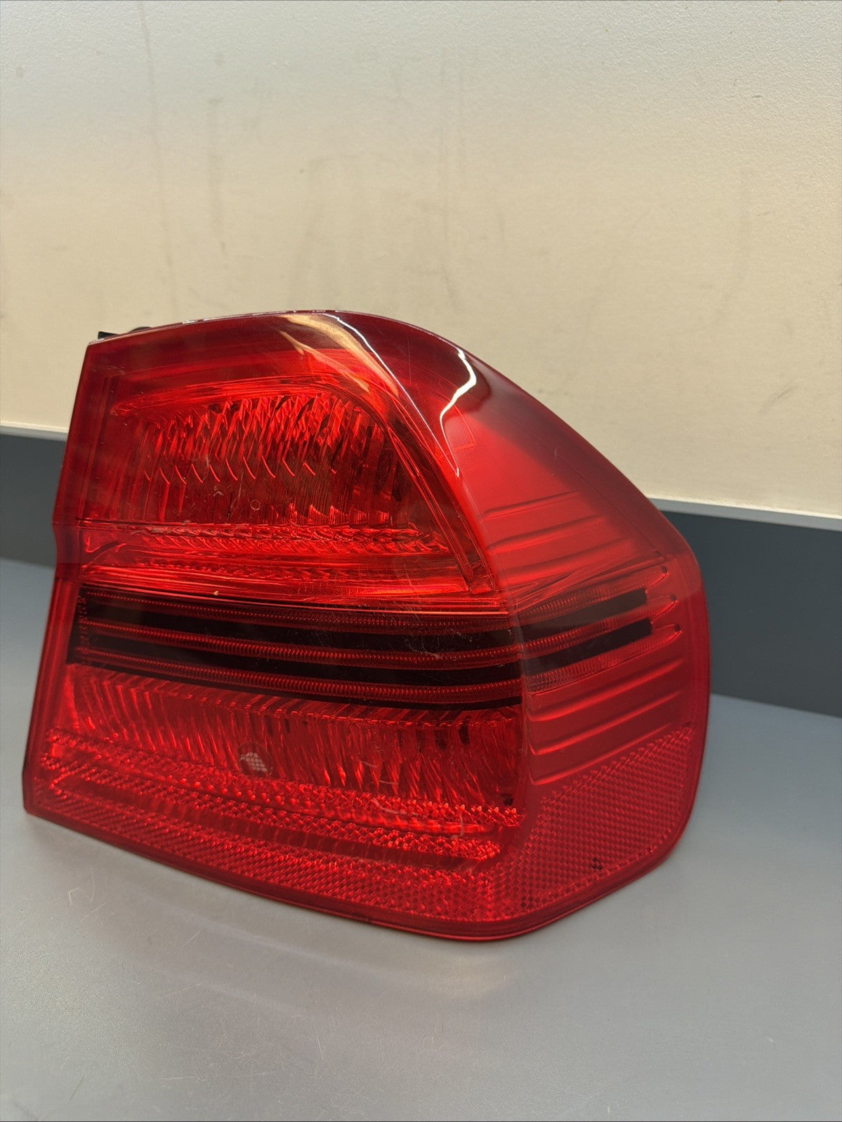 2006-2008 BMW E90 OUTTER PASSANGER PRE LCI TAIL LIGHT 7161956