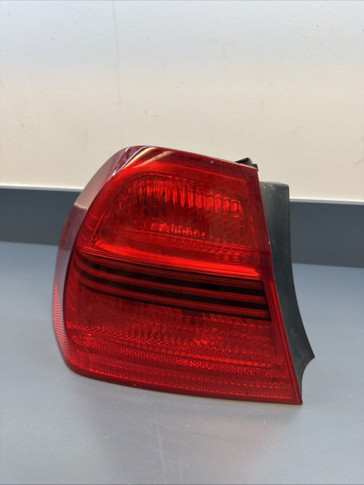 06–08 BMW 325i E90 Left Rear Tail Light OEM 7161955 DRIVERS SIDE PRE LCI NOT OEM