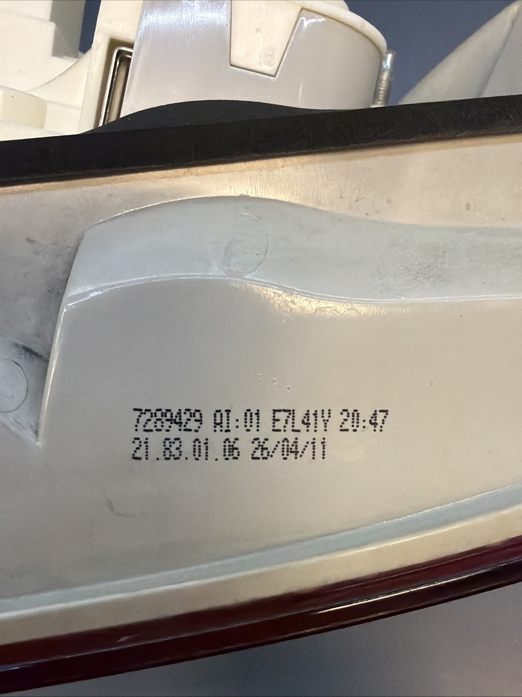 BMW 09-11 E90 LCI LEFT DRIVER SIDE REAR OUTER TAIL LIGHT OEM 7289429