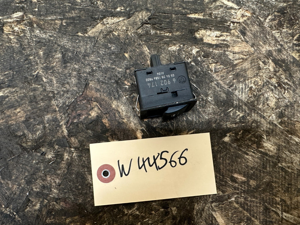 BMW 1999-2005 E46 3 SERIES REAR LEFT/RIGHT POWER WINDOW SWITCH OEM 6902174