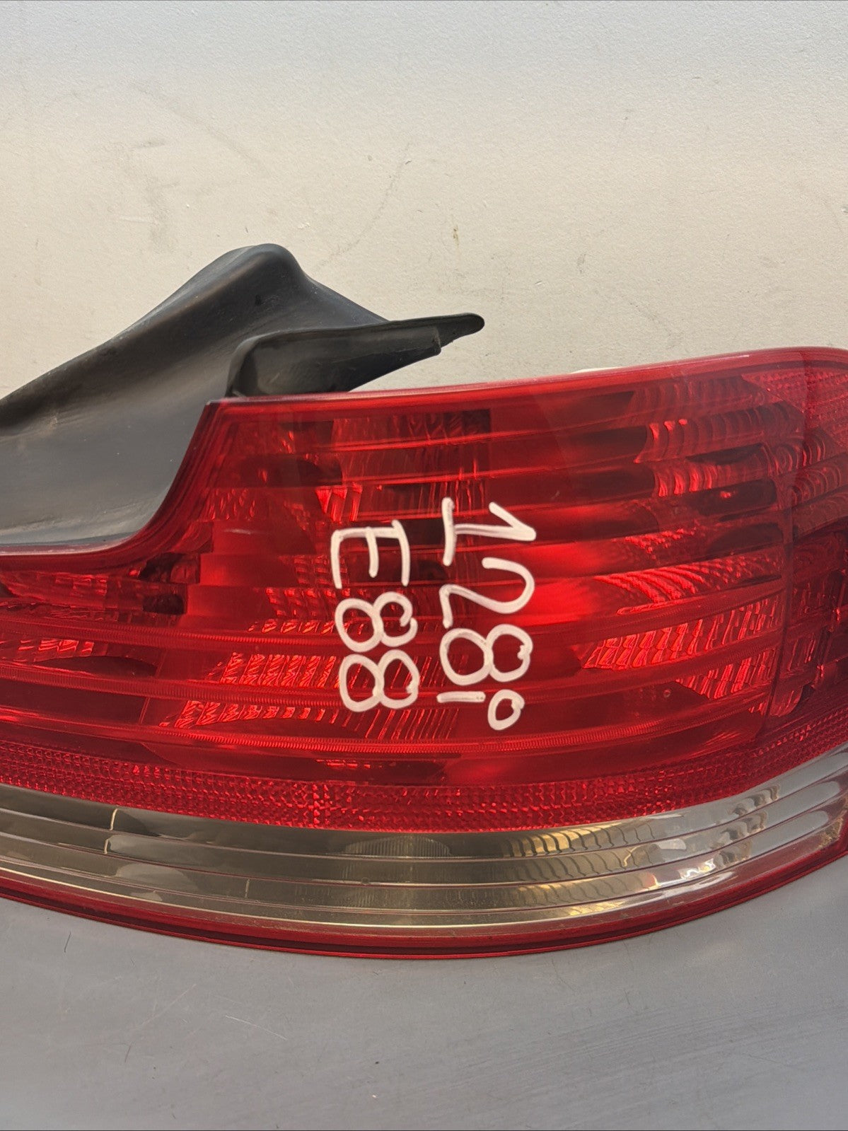 2008 - 2011 BMW E82 128I 135I REAR RIGHT PASSENGER OUTER TAIL LIGHT OEM 7285642